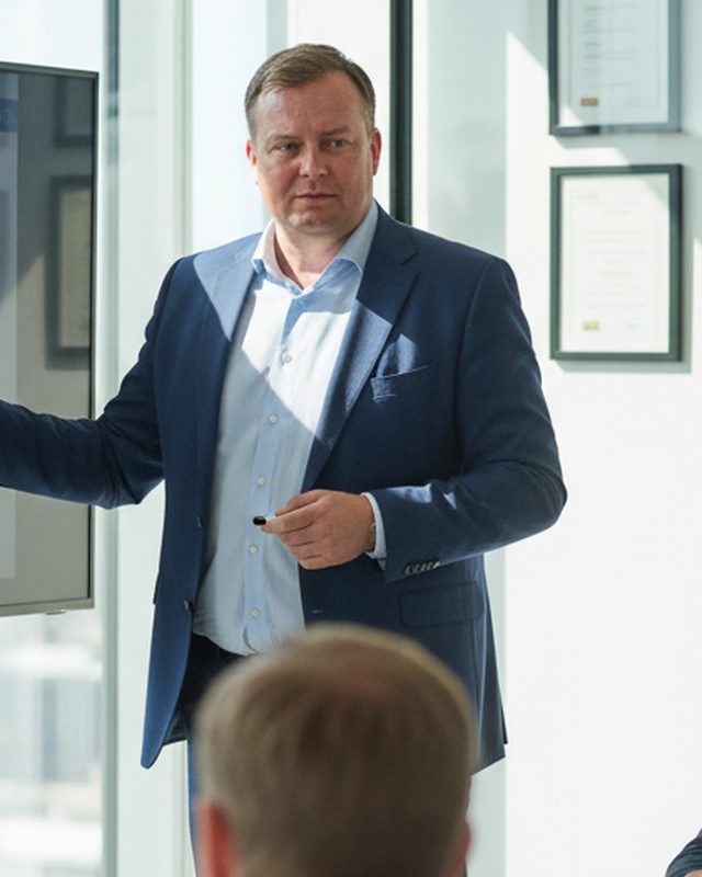 Jesper præsenterer for et kundemøde